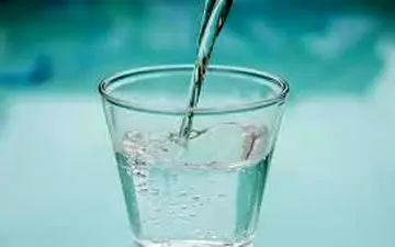 پس از بیدار شدن از خواب آب ولرم بنوشید و معجزات آن را ببینید