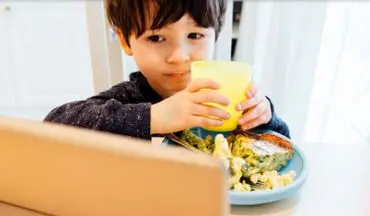 کودکان نباید موقع غذا خوردن تلویزیون تماشا کند