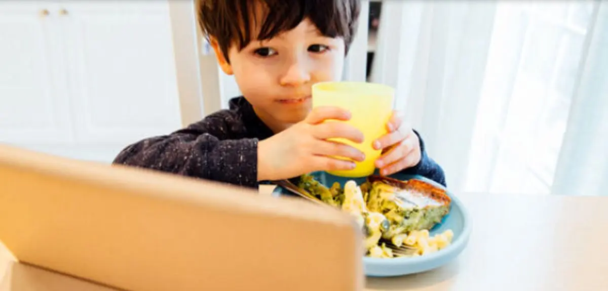 کودکان نباید موقع غذا خوردن تلویزیون تماشا کند