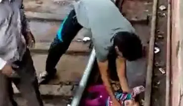 کودک هندی از زیر قطار جان‌سالم به در برد!+فیلم