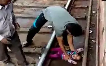 کودک هندی از زیر قطار جان‌سالم به در برد!+فیلم