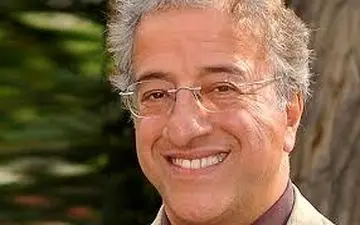 علیرضا خمسه با آرایش و پوشش زنانه در آمریکا 