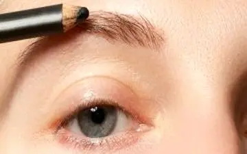 8 ترفند برای پر نشان دادن ابروها به کمک آرایش