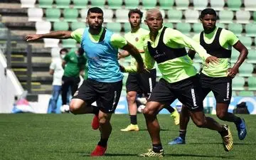 آغاز تمرینات گروهی بازیکنان ریوآوه پس از سومین تست کرونا
