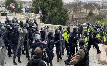 مجروح شدن 60 پلیس کنگره در جریان حمله شب گذشته