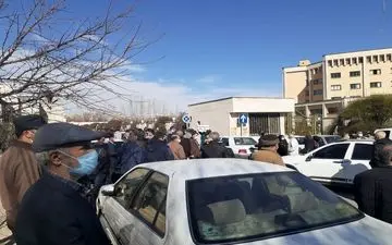 تجمع بازنشستگان در مقابل استانداری مرکزی؛جریان چه بود؟