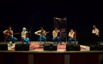 اجرای موسیقی قطعات ایرانی ویلن و گیتار در  ارکستر سمفونی دانوش با نغمه‌های عشق کودکان برای کودکان به روایت تصویر