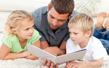 ۱۰ دلیل؛ چرا باید برای کودکان کتاب بخوانیم؟