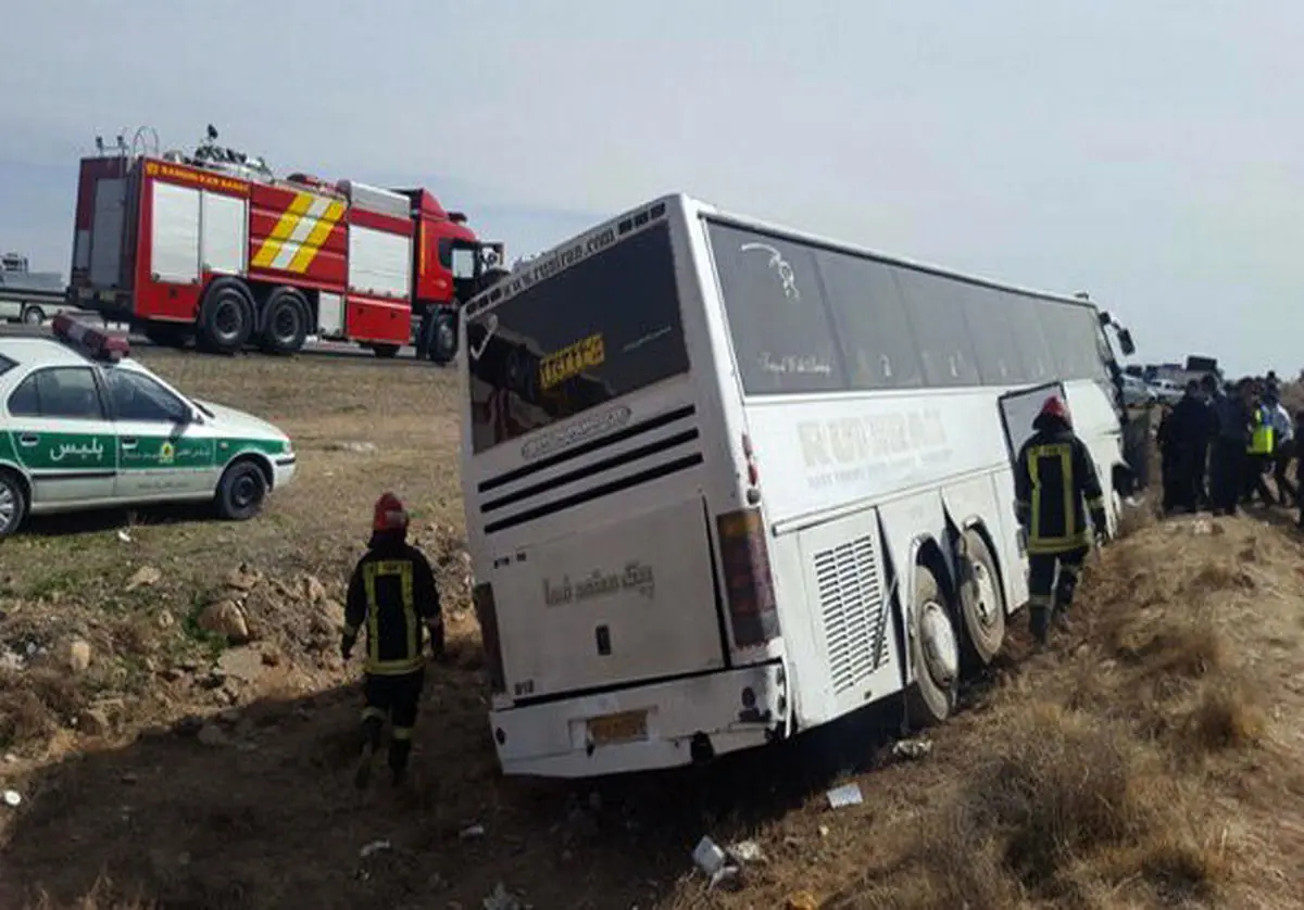 
17 کشته و زخمی در وازگونی اتوبوس در اتوبان زنجان - تبریز