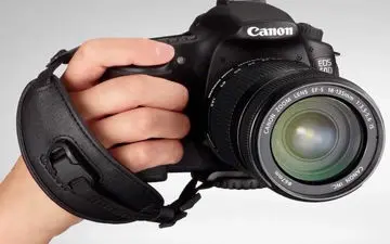 رفتار بی‌رحمانه یک عکاس با دوربین عکاسی حرفه‌ای! + فیلم