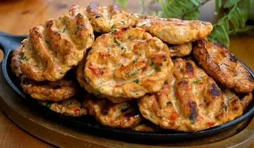 طرز تهیه کوفته کباب مرغ آبدار و خوشمزه با سس مخصوص؛ یک غذای لذیذ و مجلسی