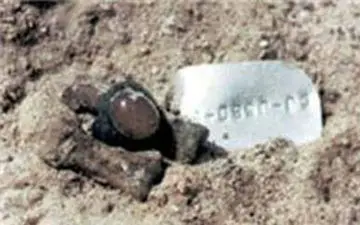 لحظه پیدا شدن بقایای پیکرهای شهدا در منطقه عملیات رمضان +فیلم 