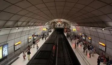 وحشت در مترو: حمله بی‌رحمانه یک مرد به مسافران بی‌گناه | فیلم