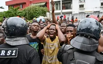 تجمع هواداران خواننده معروف در مقابل بیمارستان