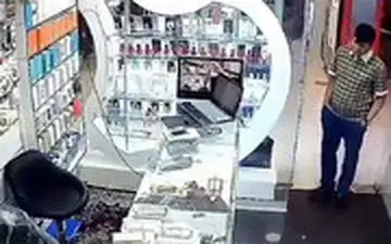 سرقت از موبایل‌فروشی با خونسردی تمام!