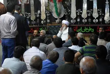 دیدار نماینده ولی‌فقیه و امام جمعه کرمانشا با مردم شاطرآباد در مسجد انصار‌الحسین به روایت تصویر