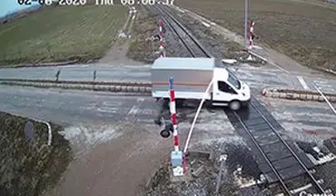لحظه برخورد قطار با کامیونت در ترکیه + فیلم 