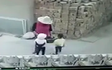 مرگ دردناک دو کودک بر اثر ریزش آجرها + فیلم