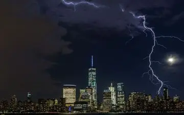  عکس منتخب نشنال جئوگرافیک | رعد و برق و ماه