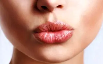 میخوای لب هات رو برجسته کنی؟ این روش رو انجام بده!