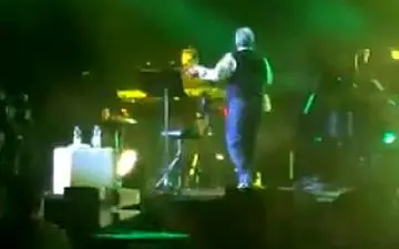 رفتار وحشیانه بادیگاردهای خواننده ایرانی خارج‌ نشین با یک هوادار + فیلم 