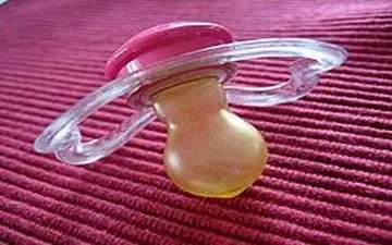 پستانک خوردن دختر 21 ساله/ او در کودکی آزار جنسی شده بود+جزییات