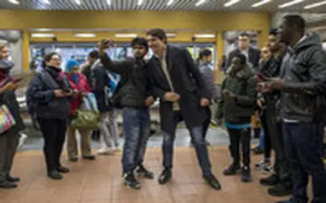 سلفی نخست وزیر کانادا با مردم در مترو