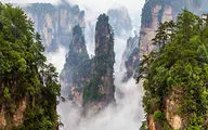 صخره ای بلند و شگفت انگیز در چین که در قله آن دو خانه بنا شده است