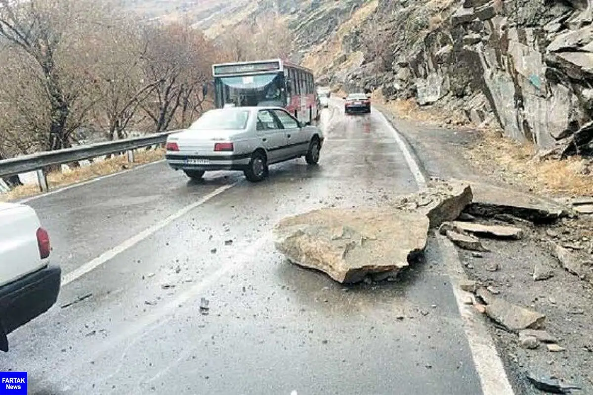 جاده کندوان به علت ریزش سنگ مسدود شد
