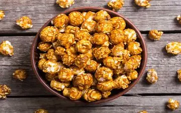 طرز تهیه پاپ کورن کاراملی؛ میان‌وعده‌ای خوشمزه و خانگی با طعمی خاص