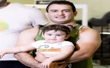 دختر قوی ترین مرد ایران در آغوش قهرمان وزنه برداری + عکس