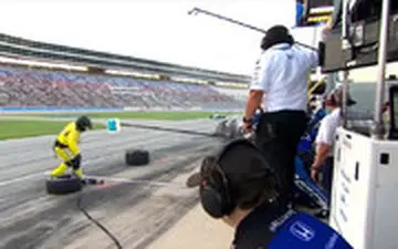 تصادف راننده فرمول یک با جایگاه تعمیر خودرو!