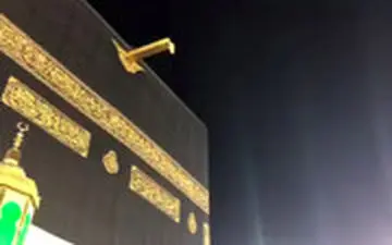 نمایی از ناودان طلا بر فراز سر طواف کنندگان کعبه