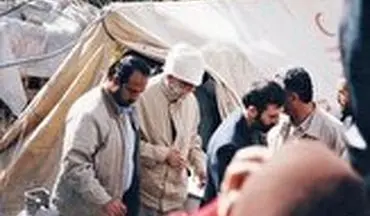 ویدئویی کمتر دیده شده از دیدار رهبر انقلاب با مردم زلزله زده بم 