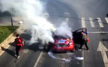 فیلم لحظه انفجار مواد آتش بازی، داخل خودرو!