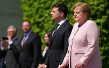 لحظه تشنج آنگلا مرکل در مراسم استقبال از رئیس‌جمهور اوکراین