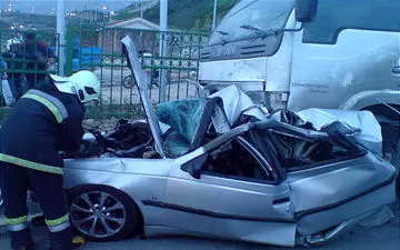  مصدومیت ۷ نفر بر اثر برخورد کامیون با یک دستگاه پژو پارس