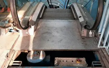 حادثه هولناک برای یک نابینا در پله برقی بی‌آرتی