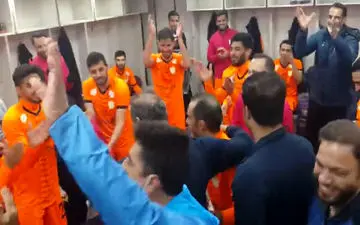رقص و پایکوپی بادرانی‌ها بعد ازصدرنشینی در لیگ یک 