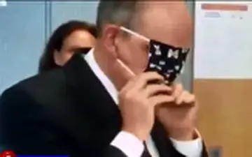 نحوه عجیب ماسک زدن یک مقام بلژیکی خبرساز شد