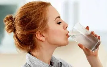 اگر عاشق سلامتی تان هستید ناشتا این نوع آب را بنوشید/ معجزه می کند