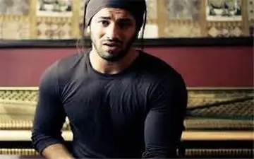 امیر تتلو به سیم آخر زد و تمام سرش را خالکوبی کرد