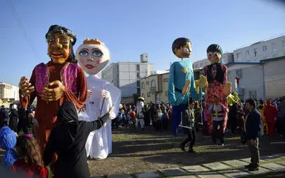 شادپیمایی عروسک‌ها در مسکن مهر شهرک دولت‌آباد شهر کرمانشاه