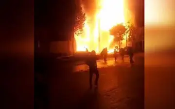 فیلمی دیده نشده از نجات چندین شهروند در آتش‌سوزی اغتشاشات اخیر