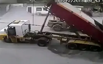 عاقبت حمل بار فوق سنگین با تریلی + فیلم 