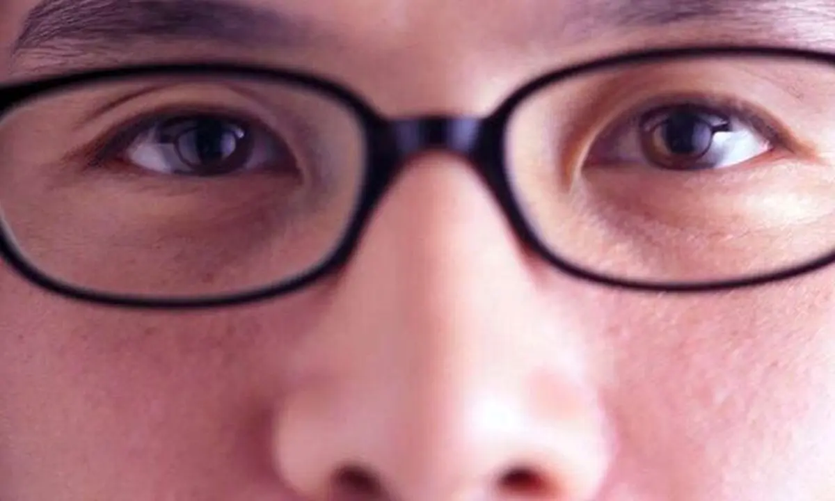جایگزین کردن عینک بجای لنزهای تماسی در زمان همه‌گیری بیماری کووید ۱۹