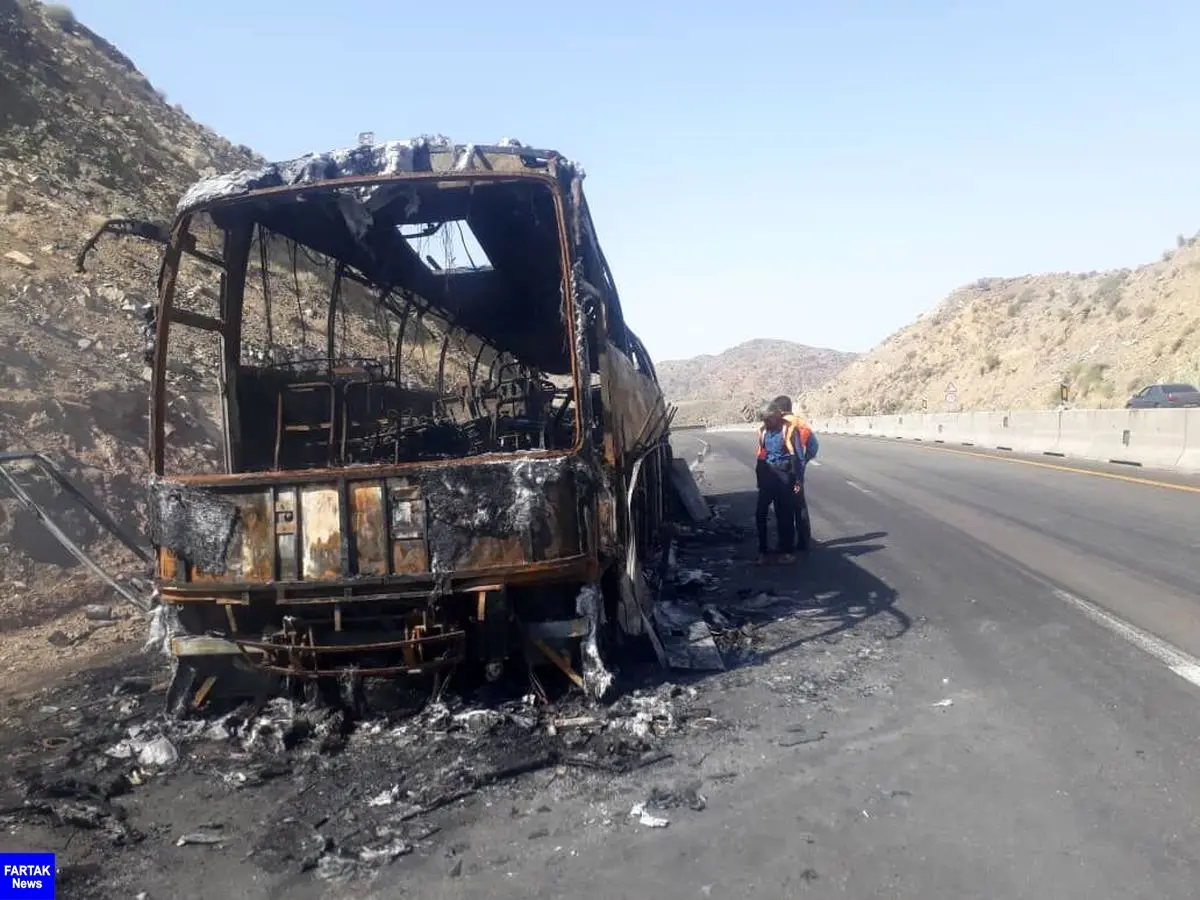 اتوبوس حامل اتباع آذری در جاده اردبیل - سرچم آتش گرفت