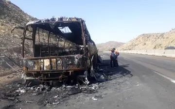 اتوبوس حامل اتباع آذری در جاده اردبیل - سرچم آتش گرفت