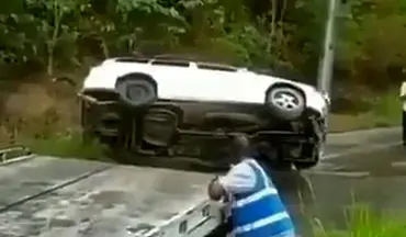 سقوط خودروی شاسی بلند به دره پس از نجات به دست امدادگران! + فیلم 