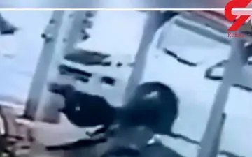 لحظه برخورد شدید خودرو پیکاپ با دختر جوان + فیلم 